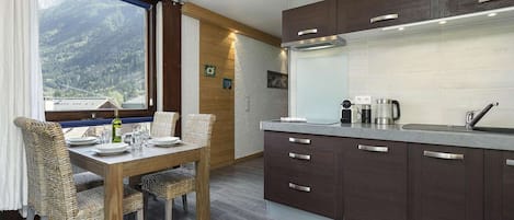Fridge, oven, stovetop, coffee/tea maker