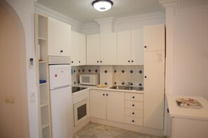 Refrigerador, microondas, horno, cafetera/tetera