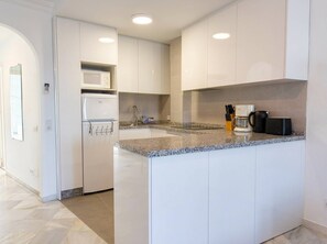Kühlschrank, Mikrowelle, Ofen, Wasserkocher mit Kaffee-/Teezubehör