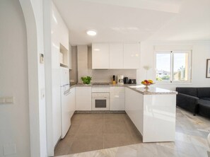 Kühlschrank, Mikrowelle, Ofen, Wasserkocher mit Kaffee-/Teezubehör