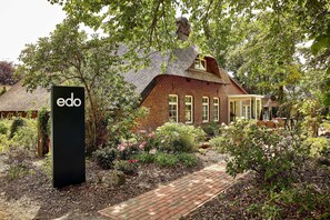 Exterior - Room 2, 18sqm thatched roof room - edo holiday room (Varel)