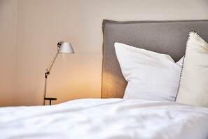 1 bedroom, WiFi, bed sheets - Room 2, 18sqm thatched roof room - edo holiday room (Varel)