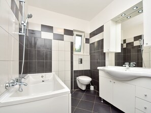 Bathroom - Lovely apartment for 6 guests with WIFI, pool, A/C, TV and terrace (Zadar)