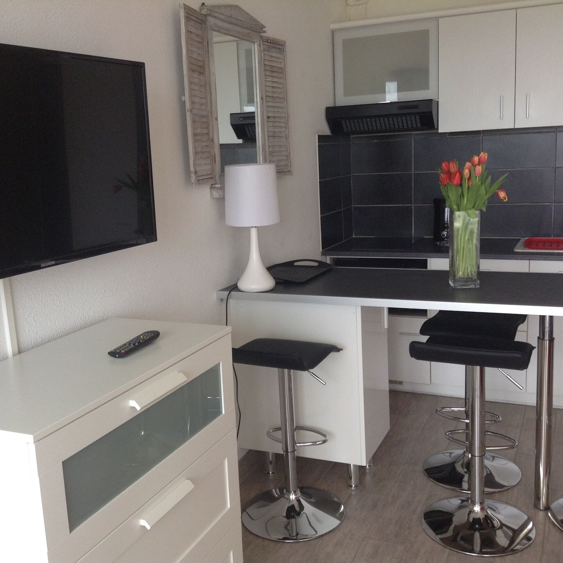 Sea view apartment, direct access to the beach, sea 50m away.