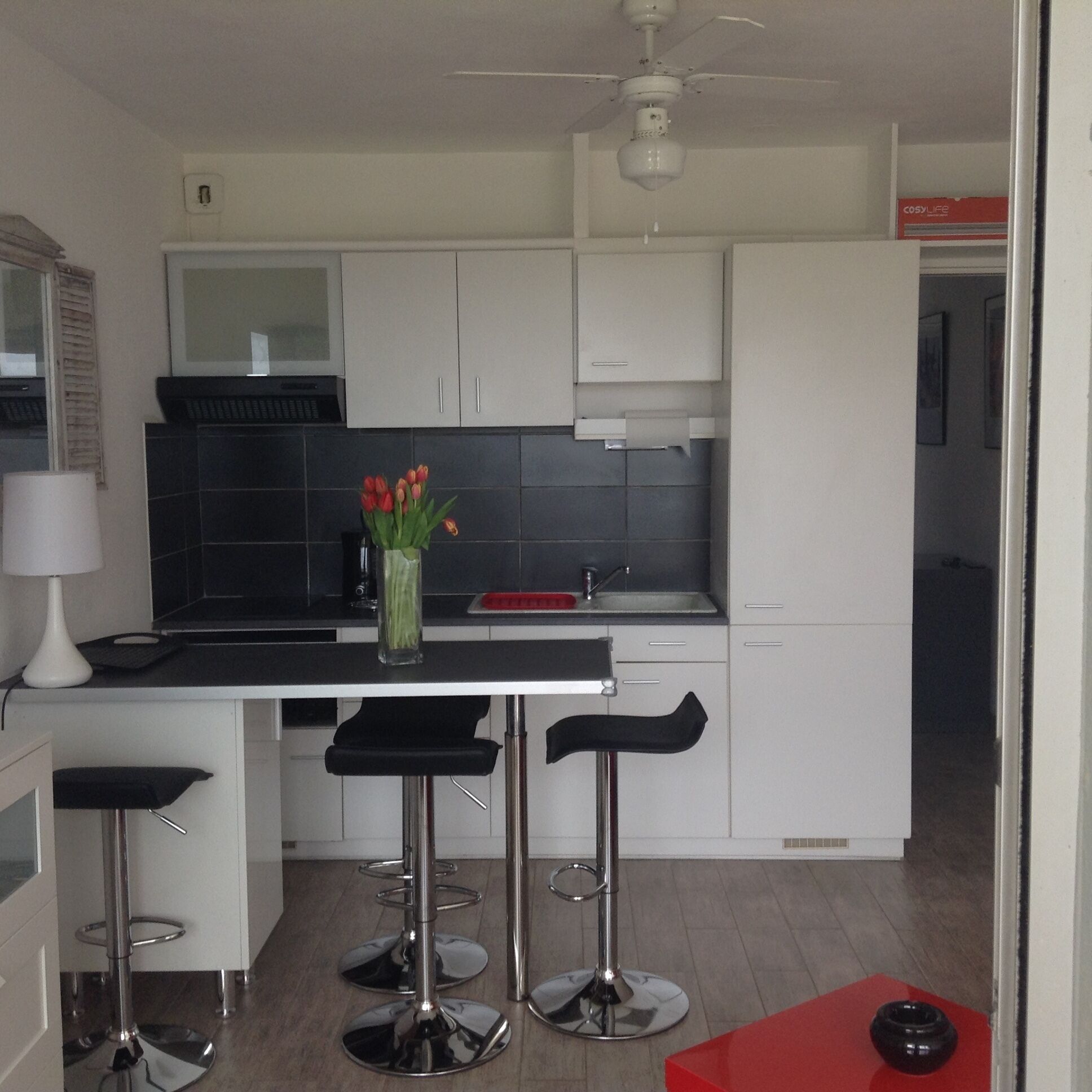 Sea view apartment, direct access to the beach, sea 50m away.