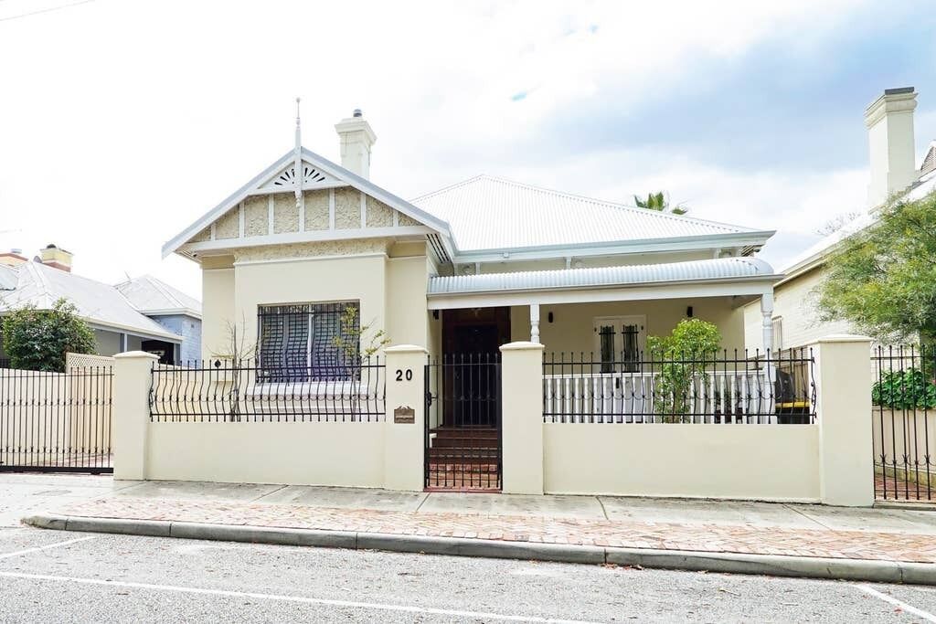 This house is a 3 bedroom(s), 2.5 bathrooms, located in Perth, WA.
