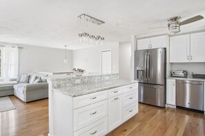 Interior - Beautiful 6 bed, 2-1/2 bath house with A/C throughout - Walk to the Beach! (Narragansett)