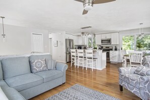 TV - Beautiful 6 bed, 2-1/2 bath house with A/C throughout - Walk to the Beach! (Narragansett)