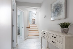 Interior - Beautiful 6 bed, 2-1/2 bath house with A/C throughout - Walk to the Beach! (Narragansett)