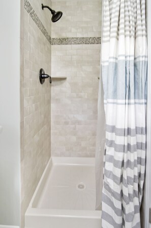 Combined shower/bathtub, hair dryer, towels, soap - Beautiful 6 bed, 2-1/2 bath house with A/C throughout - Walk to the Beach! (Narragansett)