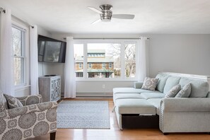TV - Beautiful 6 bed, 2-1/2 bath house with A/C throughout - Walk to the Beach! (Narragansett)