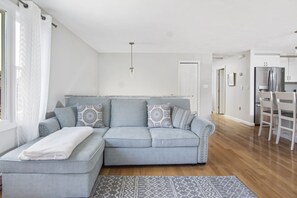 TV - Beautiful 6 bed, 2-1/2 bath house with A/C throughout - Walk to the Beach! (Narragansett)