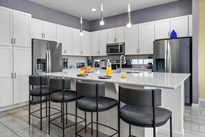 冷蔵庫、電子レンジ、オーブン、コンロ