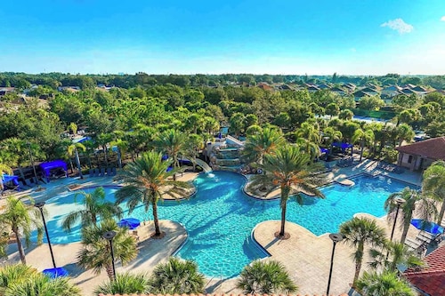 Trendy Villa w/ Treehouse BR, Theater, Arcade, Game Loft & Pool - Mins to Disney