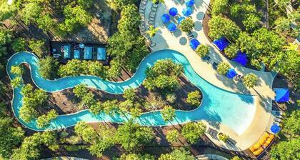 Trendy Villa w/ Treehouse BR, Theater, Arcade, Game Loft & Pool - Mins to Disney