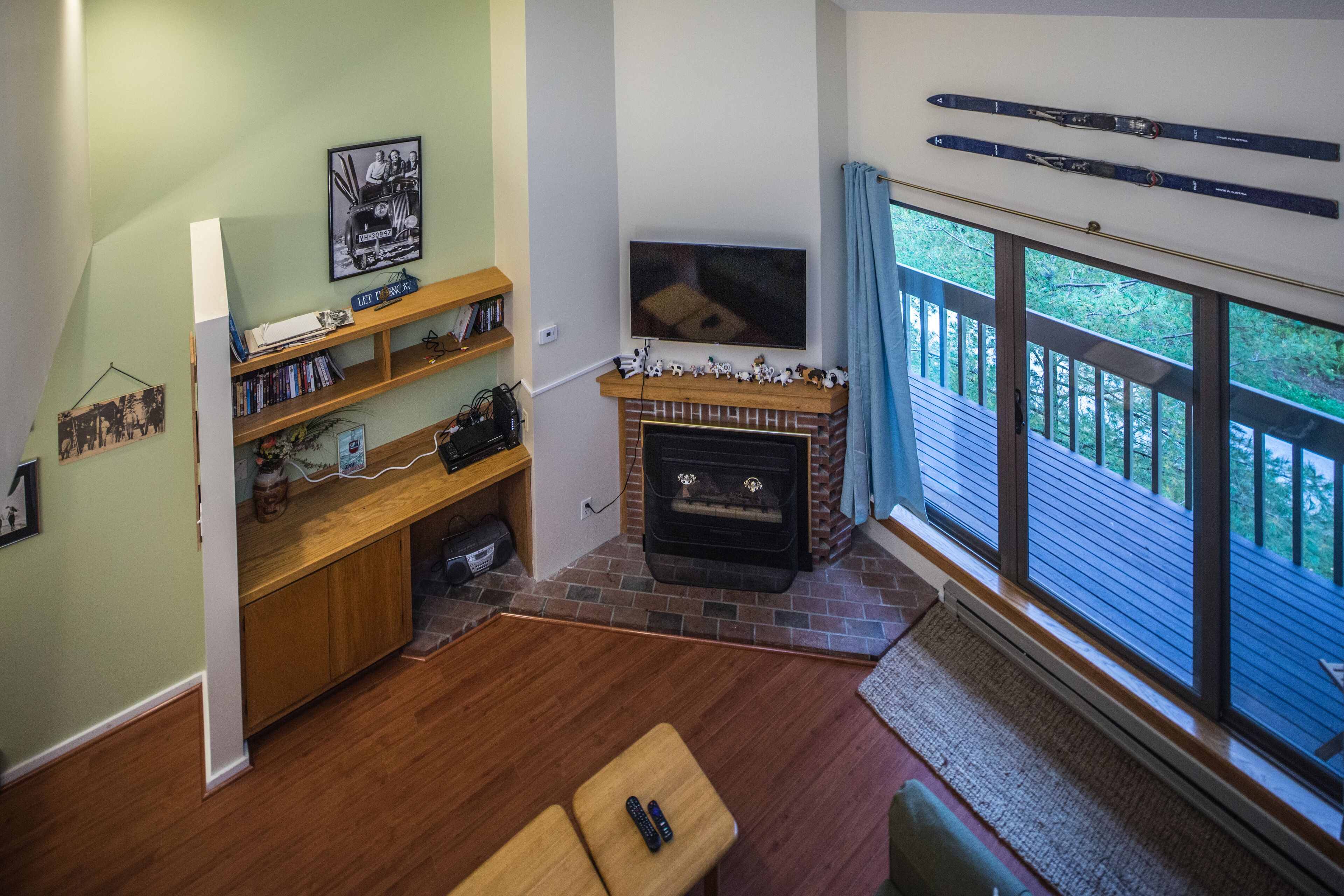 Pinnacle E26 is newly renovated with shuttle to the slopes everyday of the week. The outdoor pool, hot tub, and, tennis courts are open during summer only.