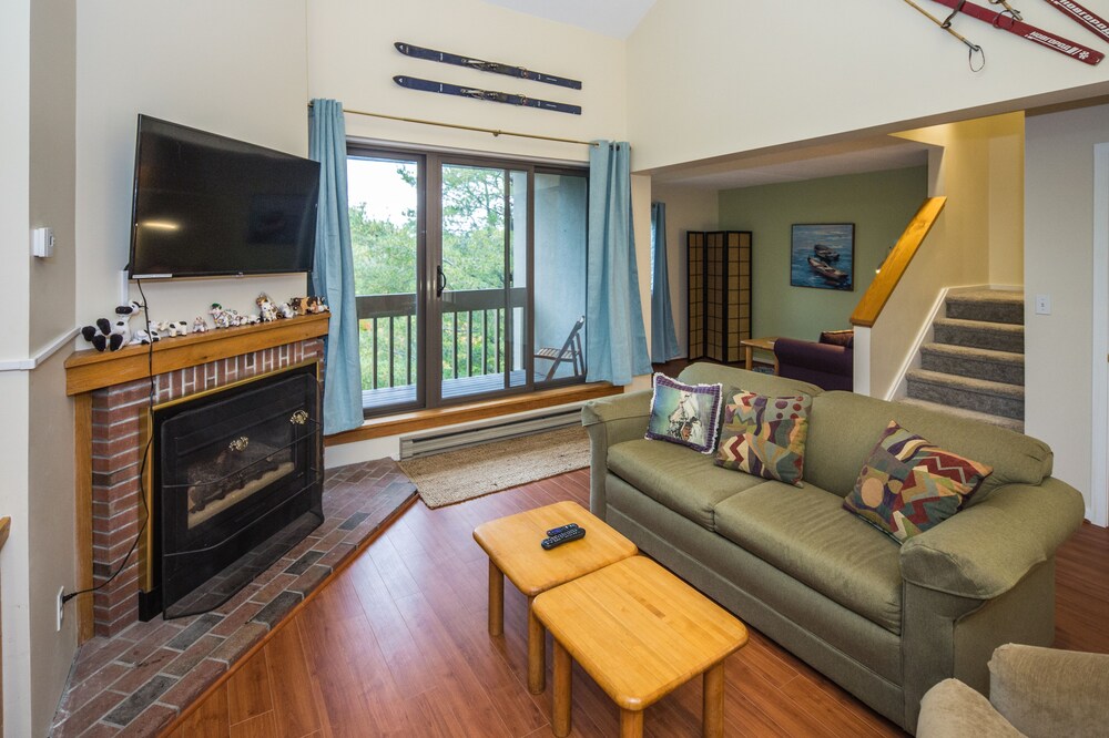 Pinnacle E26 is newly renovated with shuttle to the slopes everyday of the week. The outdoor pool, hot tub, and, tennis courts are open during summer only.