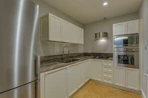 Een koelkast, een microgolfoven, een oven, een kookplaat