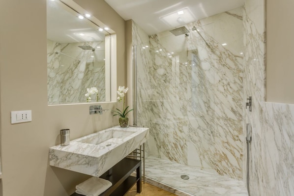 Dusche, kostenlose Toilettenartikel, Haartrockner, Bidet