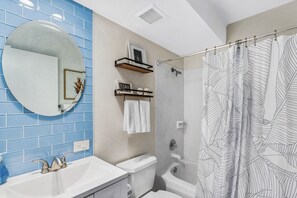 Duschwanne, Haartrockner, Handtücher, Seife