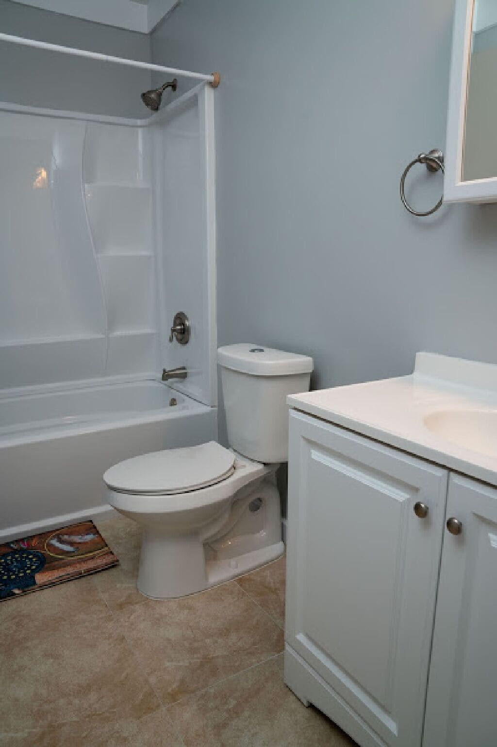 Une salle de bain avec une baignoire, des toilettes et un meuble-lavabo.