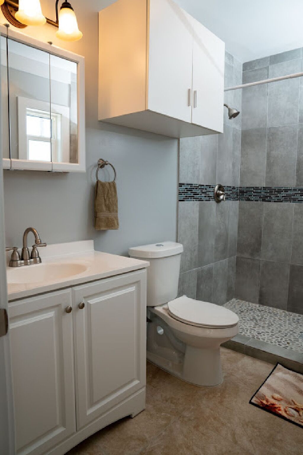 Combined shower/tub, hair dryer, towels