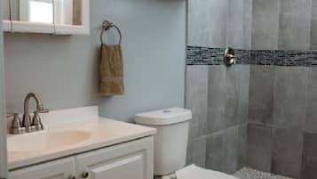 Combined shower/tub, hair dryer, towels
