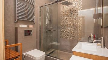 Ducha, secador de pelo, bidet, toallas