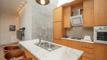 Refrigerador, microondas, cafetera/tetera, tostadora