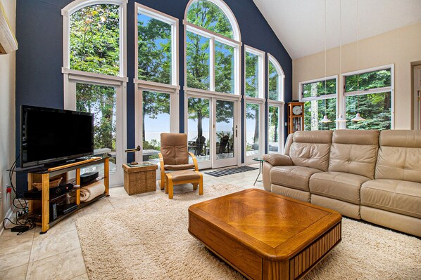 TV, fireplace, DVD player, books - Wavesong Cottage: Perched on Lake Michigan between Ludington and Manistee (Manistee)
