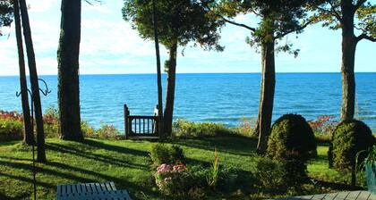 Wavesong Cottage: Perched on Lake Michigan between Ludington and Manistee