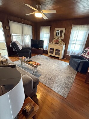 TV, books - Pappys place at Smoke Hole (Upper Tract)