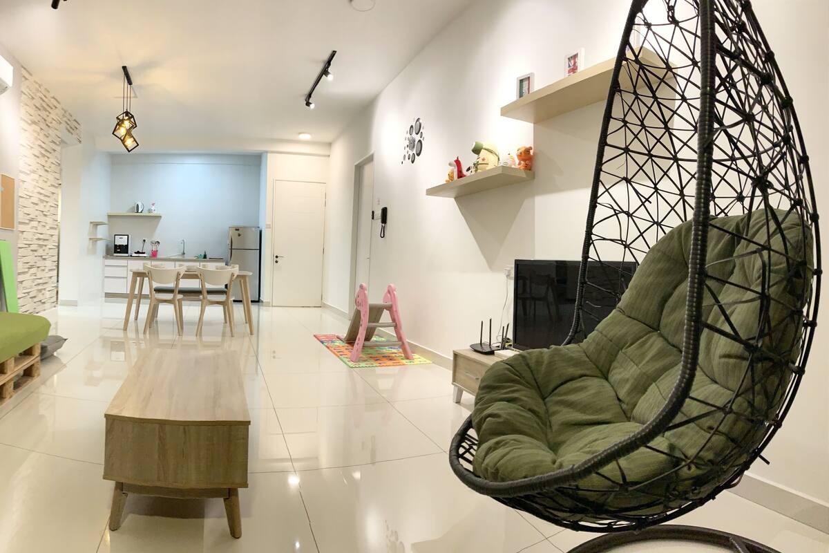 Appartement familial | Aire de séjour | Téléviseur à écran plat de 43 po avec télévision par satellite