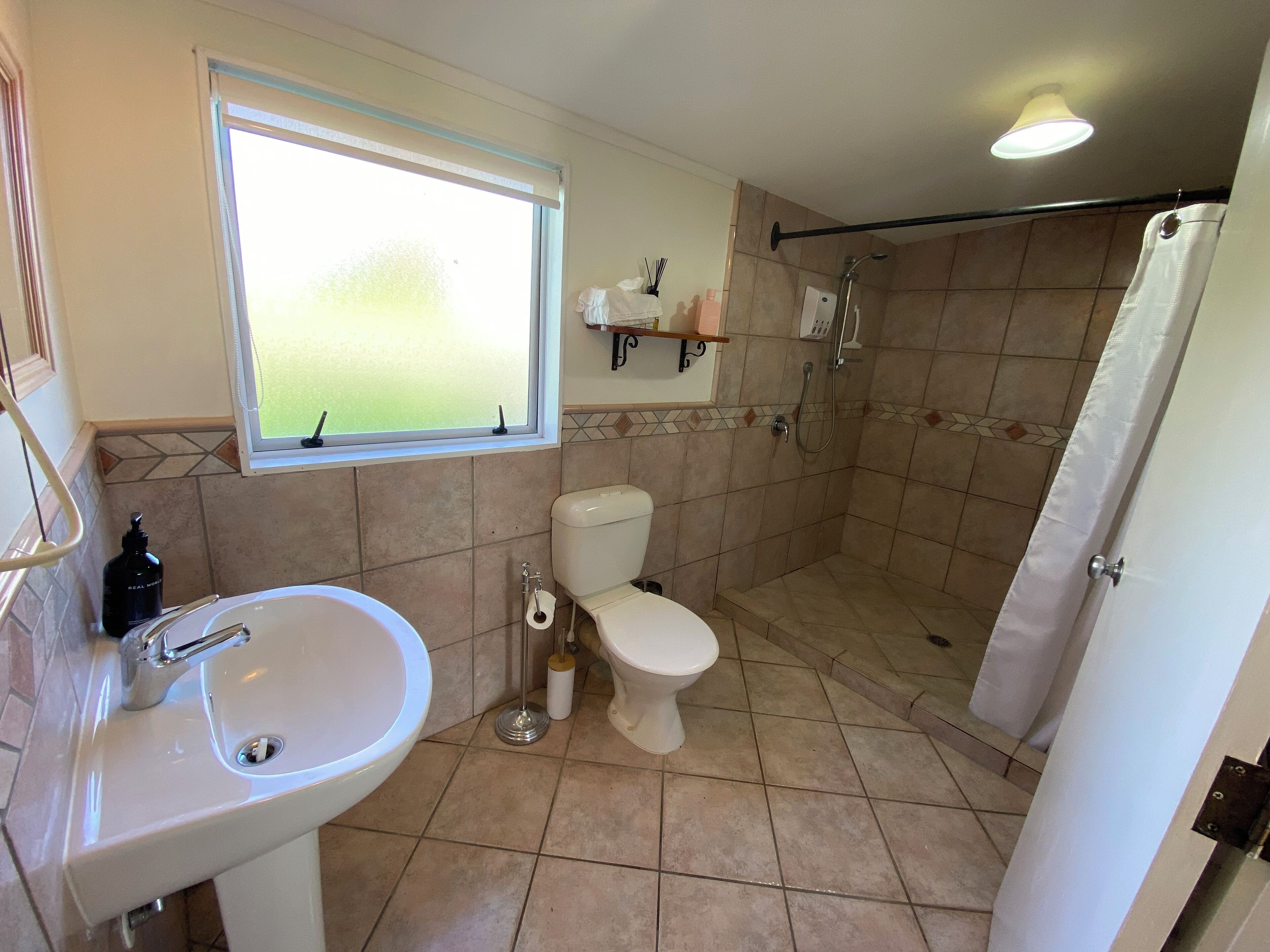 シャワー、ヘアドライヤー、タオル、シャンプー