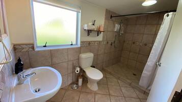 Douche, sĂšche-cheveux, serviettes fournies, shampoing