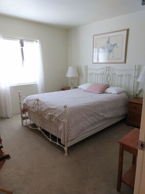 3 bedrooms, desk, iron/ironing board, WiFi
