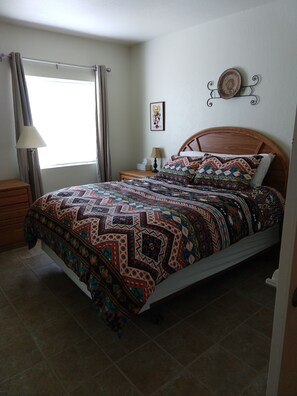 3 bedrooms, desk, iron/ironing board, WiFi - Perfect getaway for Snowbirds (Green Valley)