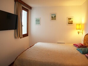 1 bedroom, WiFi - Ski-In/Ski-Out Apartment with Fireplace, Balcony & Wi-Fi, Sleeps 6 (Les Orres)