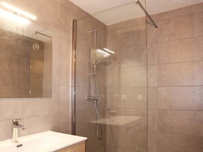 Bathroom - Ski-In/Ski-Out Apartment with Fireplace, Balcony & Wi-Fi, Sleeps 6 (Les Orres)