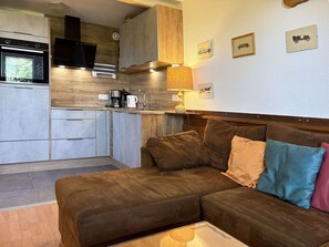 TV, fireplace - Ski-In/Ski-Out Apartment with Fireplace, Balcony & Wi-Fi, Sleeps 6 (Les Orres)