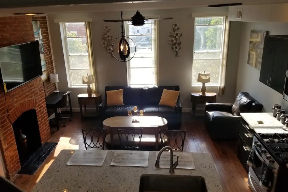 Modern Townhome blocks away from Camden Yards