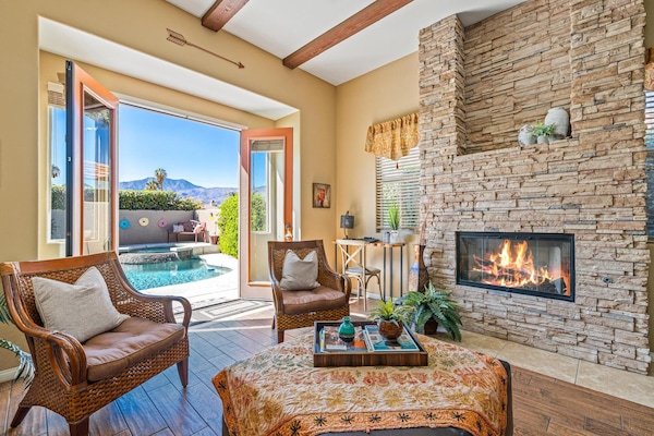 Smart-tv, een open haard, een videogameconsole en een dvd-speler