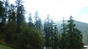 A mountainous landscape with dense forests and a road leading to a building. - Comfortable Studio 4 Pers, Near Station and Chairlift, Les Orres (Les Orres)