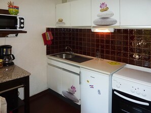 Een microgolfoven, een oven