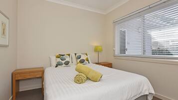 3 quartos, ferros/tábuas de passar roupa, acesso à internet