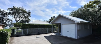 Wangi Lakehouse - renovated Lake Macquarie lakefront Location