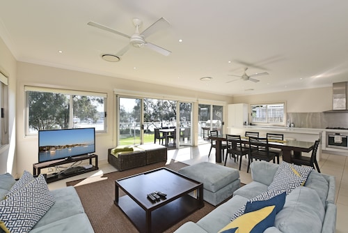 Wangi Lakehouse Cottage  Lake Macquarie