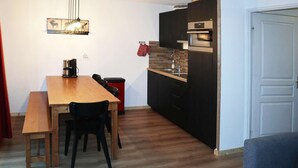 Kjøleskap, mikrobølgeovn, ovn og oppvaskmaskin