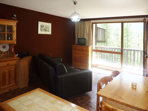 TV - Cozy Studio for 4 Near Slopes with Balcony & Mountain View (Les Orres)