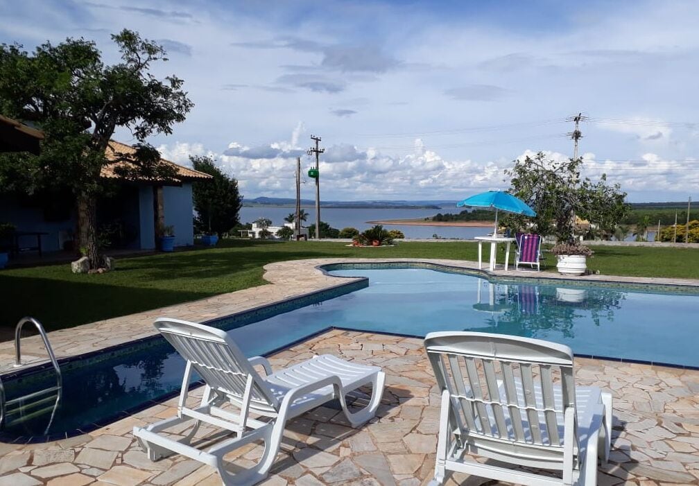 Una piscina al aire libre